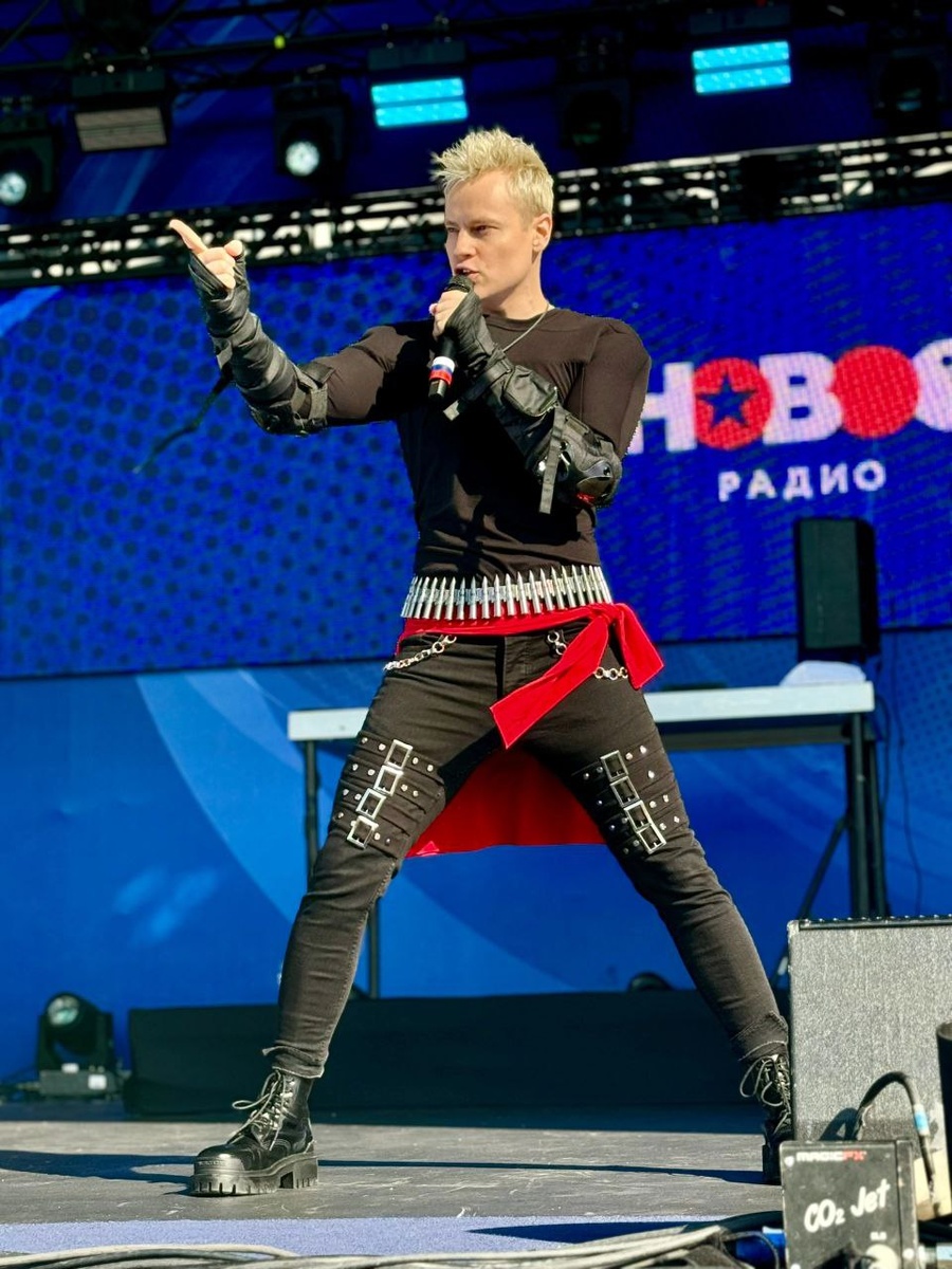 Обратите внимание - на микрофоне - триколор! Из интернета