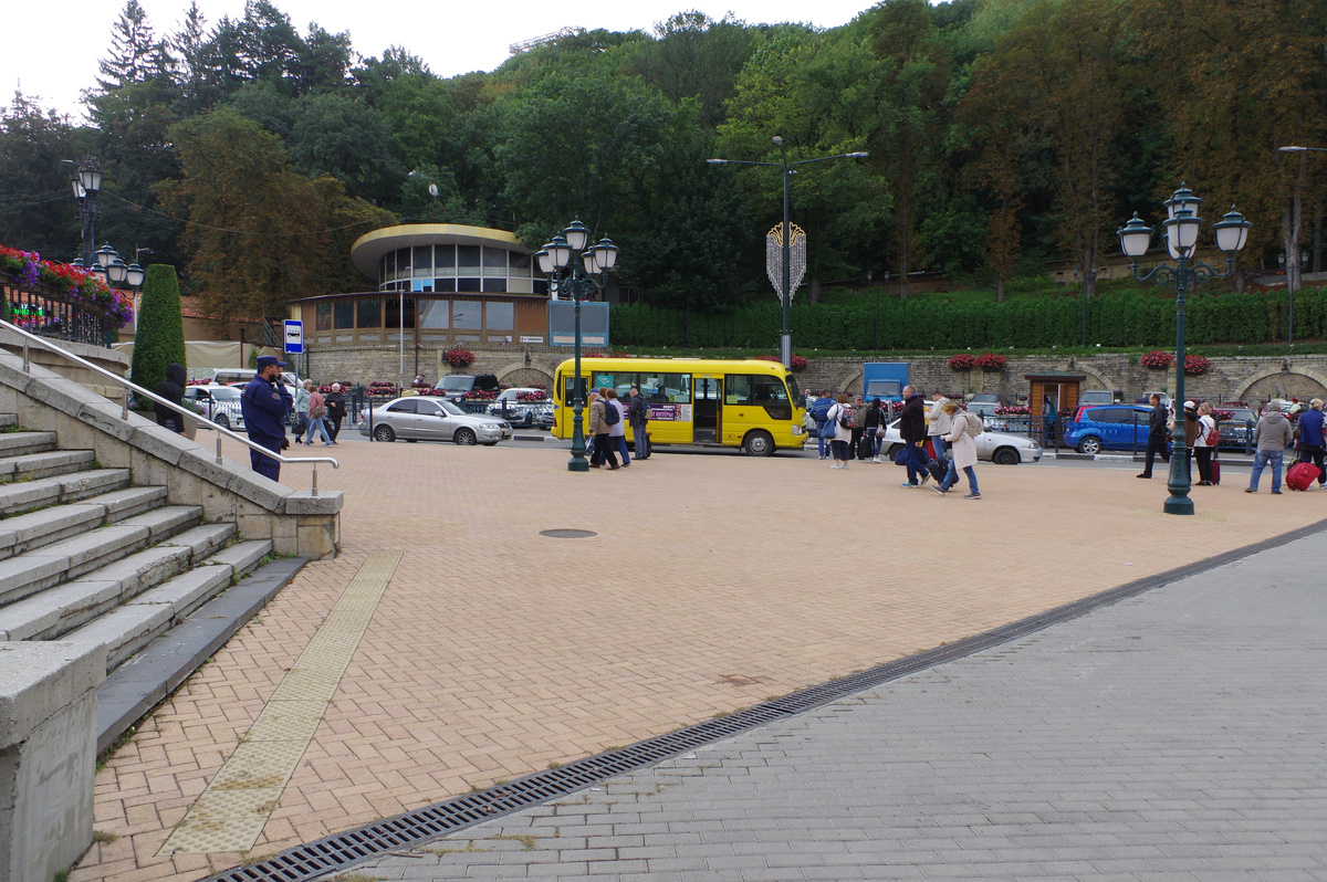Площадь у вокзала в Кисловодске. Ждем  такси.