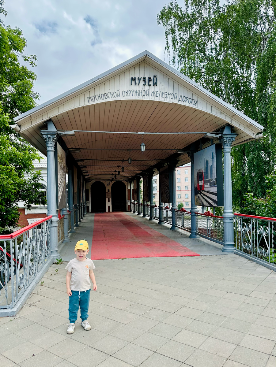 Вход в здание — от бывшей платформы через мостик. Сразу попадаешь на второй этаж.