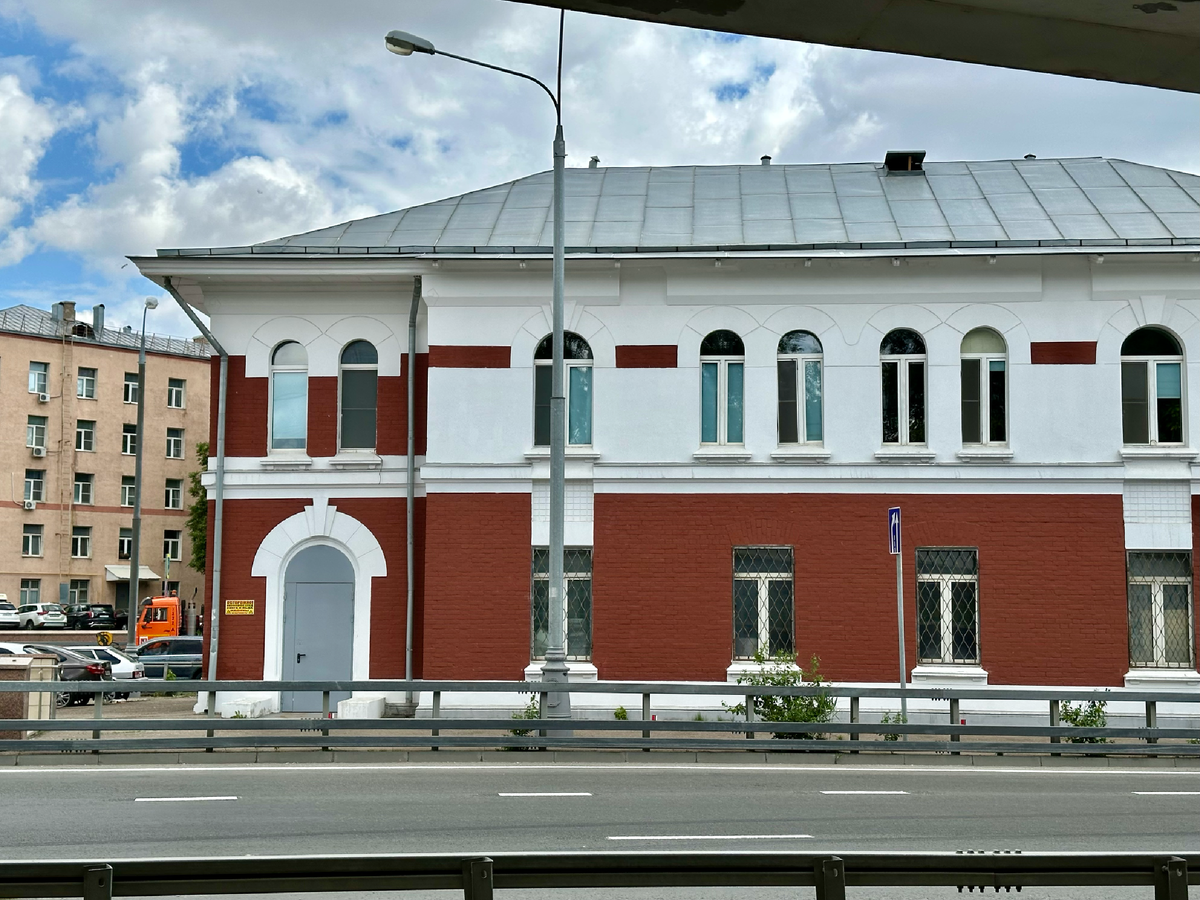 Вот это здание, фото сделано со стороны музея. Парковка слева.