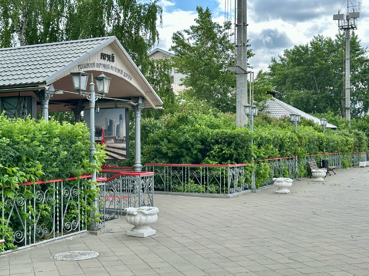 А тут видно крышу домика, в котором раньше был туалет.