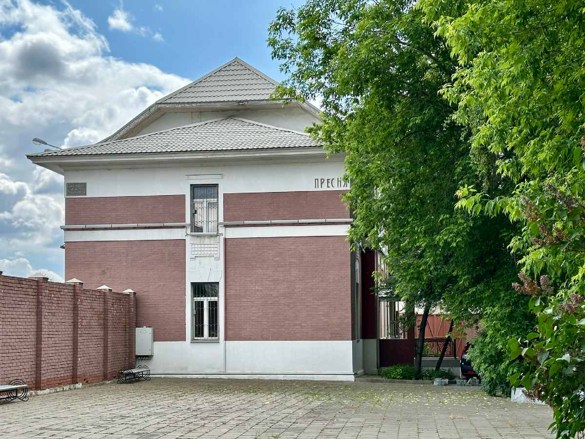 А это здание музея, вид снизу. Справа от меня лестница к платформе и входу.