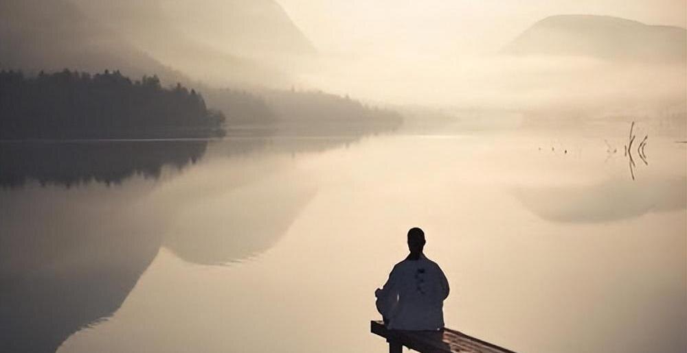 Расслабление в медитации на озере.