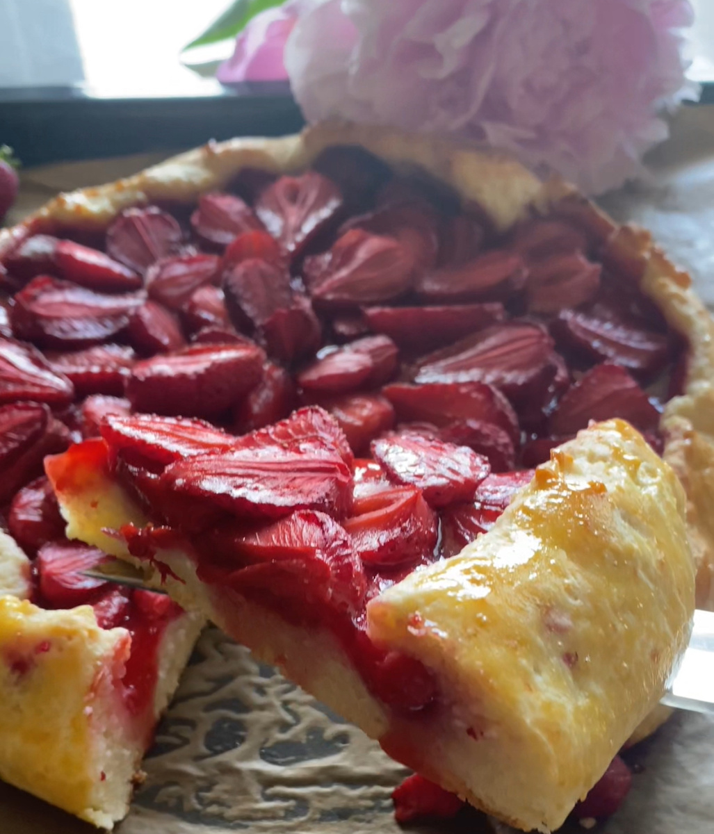 Творожная галета с клубникой.