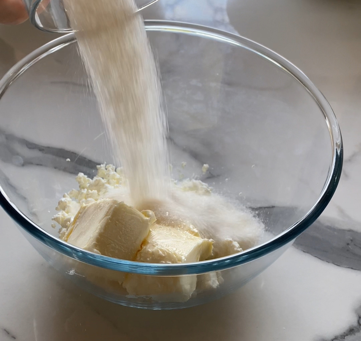 Творог, масло, сахар измельчить блендером.