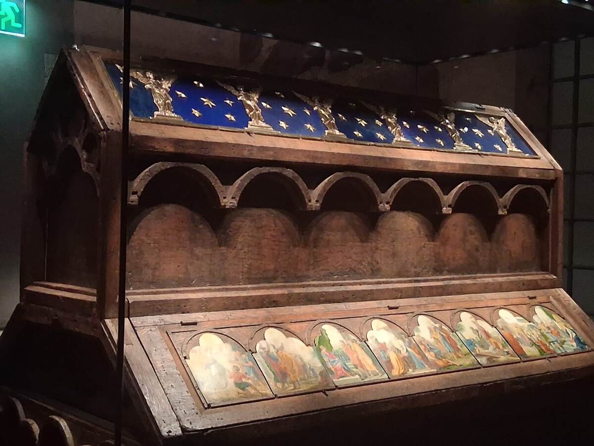 Первый деревянный реликварий, в котором хранились мощи Трех Королей (Волхвов). Фото автора 