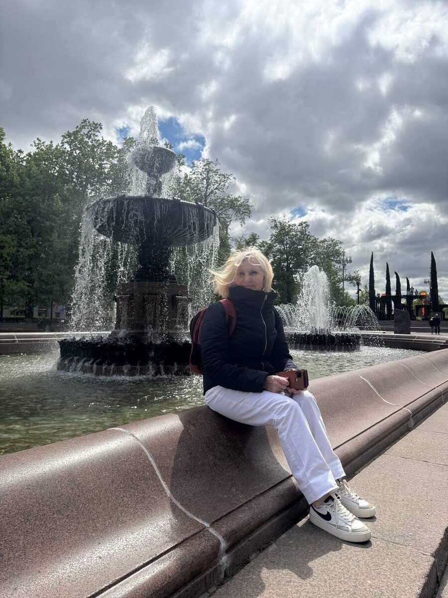 В Москве было пасмурно и довольно прохладно. 