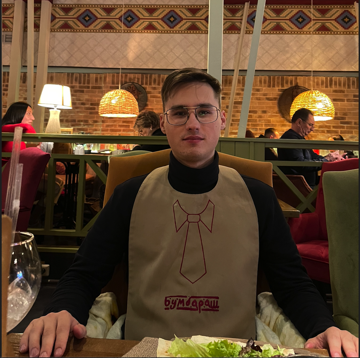 Здесь я на свой день рождения загадываю желание! 