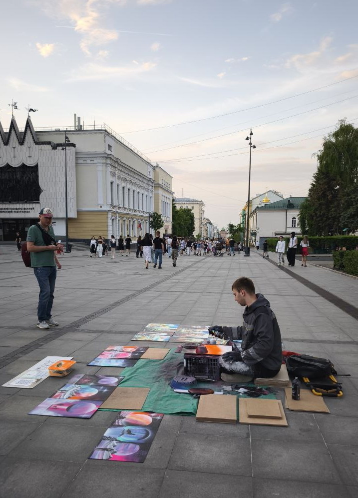 Уличный художник на Большой Покровской в Нижнем
