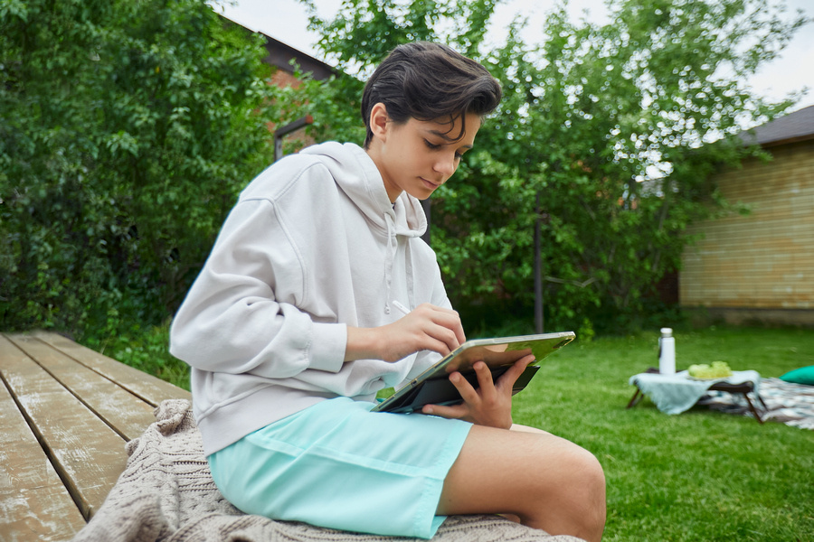    По данным МегаФона, мошенники все чаще вовлекают детей в преступную деятельность через соцсети и мессенджеры. Например, предлагают сдать аккаунты в аренду за деньги, а затем используют их для обмана друзей жертвы, рассылки вирусов или фишинга