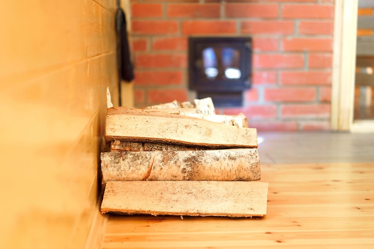 Баня на дровах включена в аренду а-фрейм домика в Подмосковье