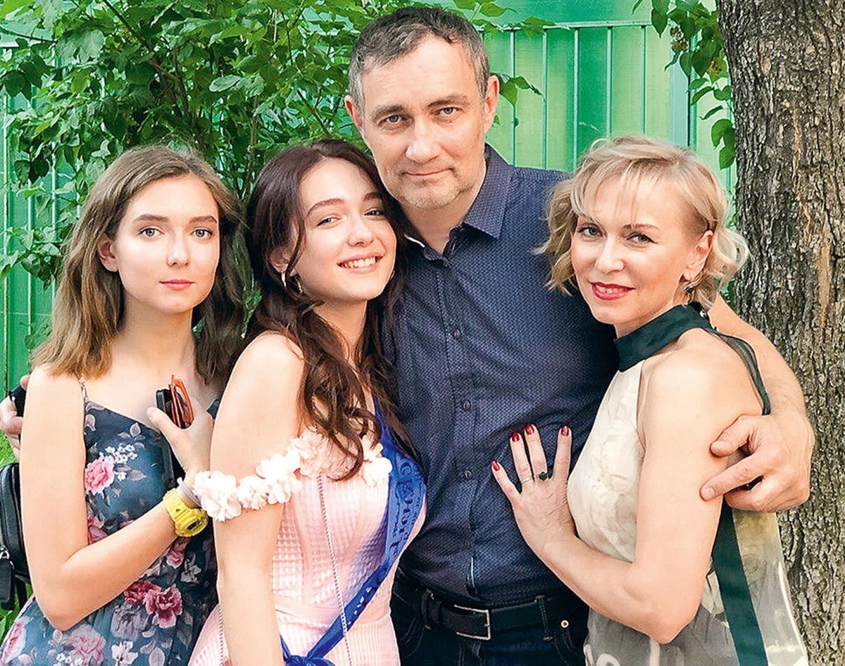 Константин Юшкевич и Ольга Юшкевич с дочерьми Евдокией и Екатериной