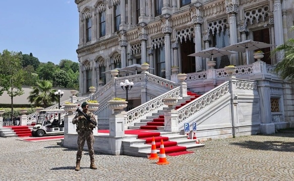 Обстановка у дворца Чираган в Стамбуле, Турция (Фото: Burak Kara / Getty Images)
