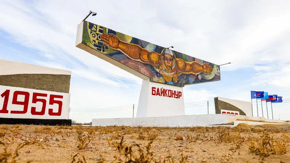 На Байконуре сохранились мозаичные панно советской эпохи, включая знаменитую мозаику «Космонавт», а также здания с барельефами и графикой, посвященной покорению космоса