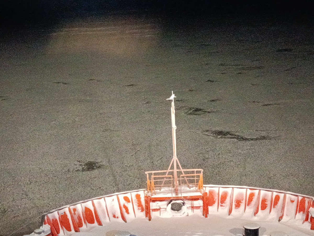 Курс нам указывала косатка. Правда, покрываясь инеем в сорокаградусный мороз, она больше апоминала белуху с плавником