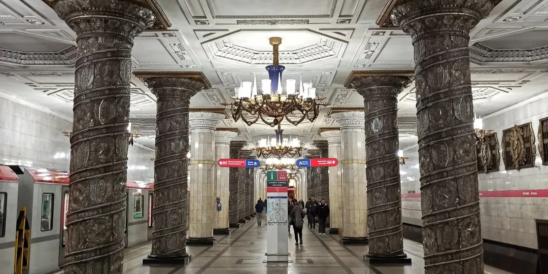 Метро Петербурга: подземный Эрмитаж с характером старой коммуналки