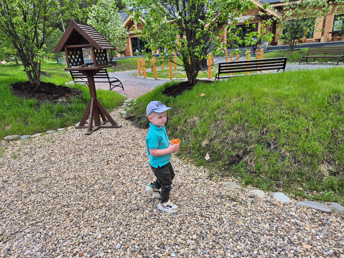 Гриша с морковкой