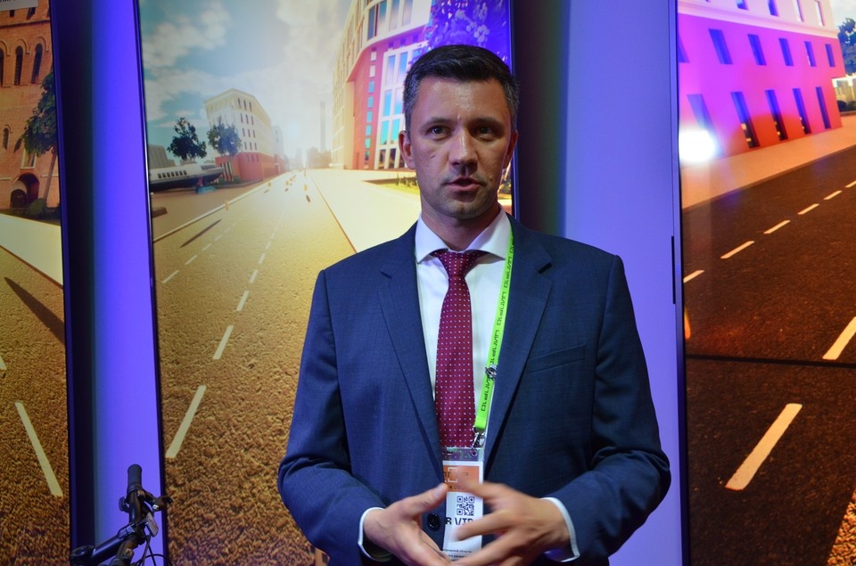    Экскурсию по павильону для СМИ провел министр министр цифрового развития и связи Нижегородской области Александр Синелобов. Ирина ШВЫРКАЕВА