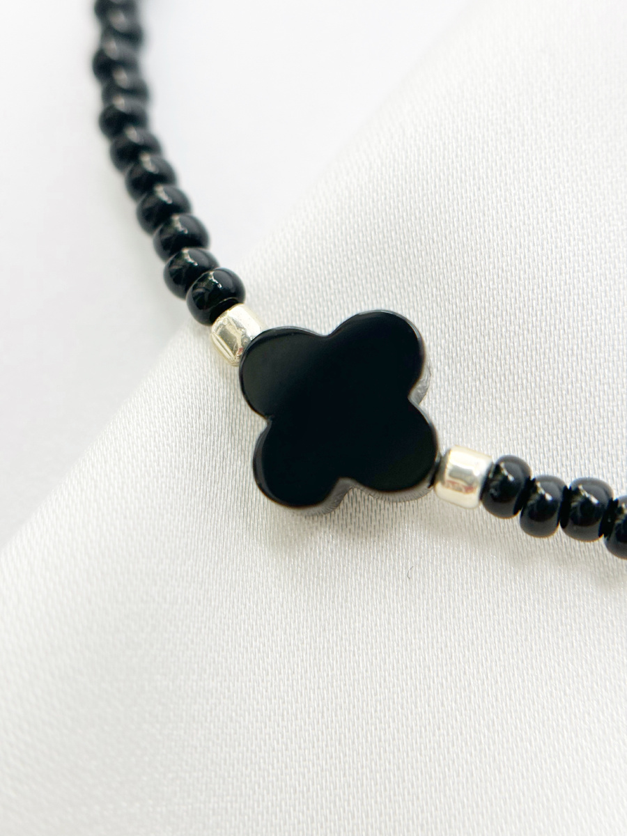 Клевер из черного агата символизирует гармонию и баланс.