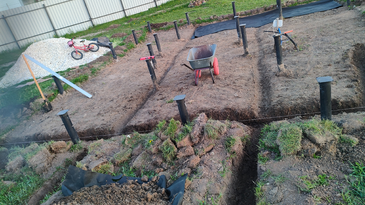 Щебень для засыпки, геотекстиль, ввод коммуникаций, дреннирование пятна застройки и канализация