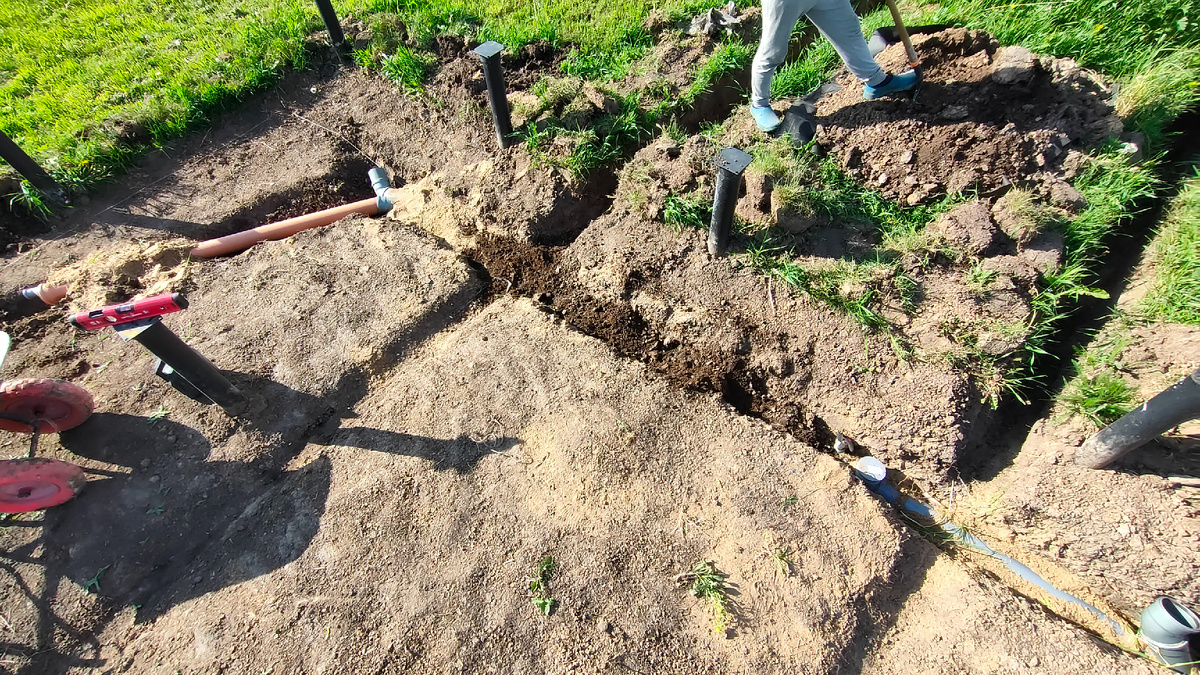 Канализационная труба укладывается до обратносй засыпки пятна застройки