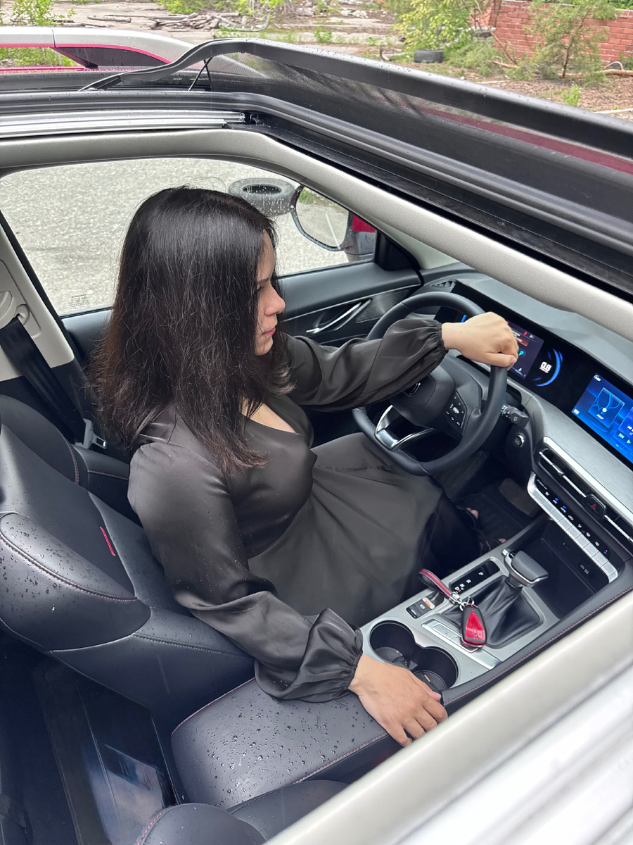 Не могу не сделать акцент на панорамной крыше. Это удобно, красиво и эстетично. 