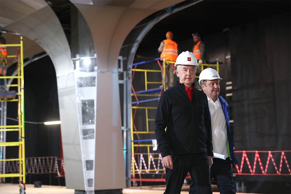    Сергей Собянин осмотрел строительство станции "Народное Ополчение". Она готова на 60 процентов. / Сергей Михеев