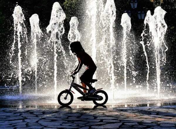 Ребёнок у фонтана. Обложка © unsplash.com / Andy Newton