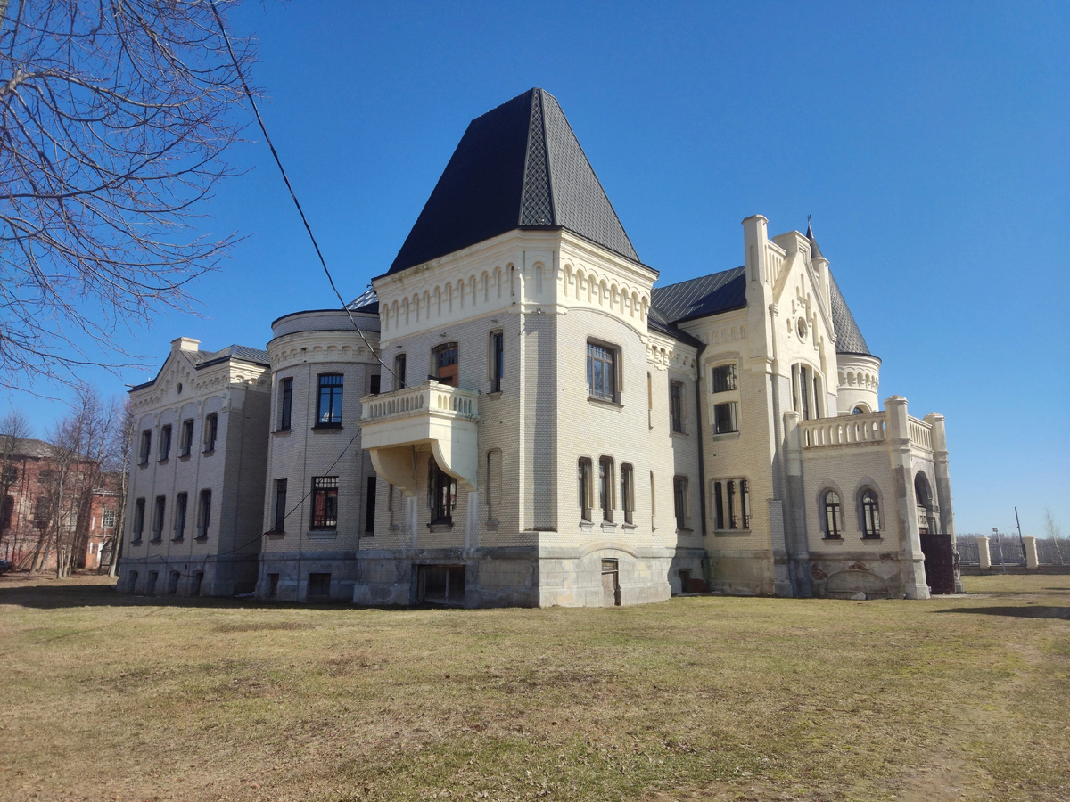 Ракурс напротив ворот