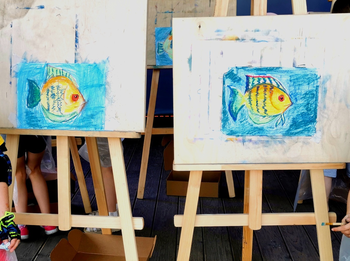 Слева Димкина рыбка, справа - наша с Олежкой