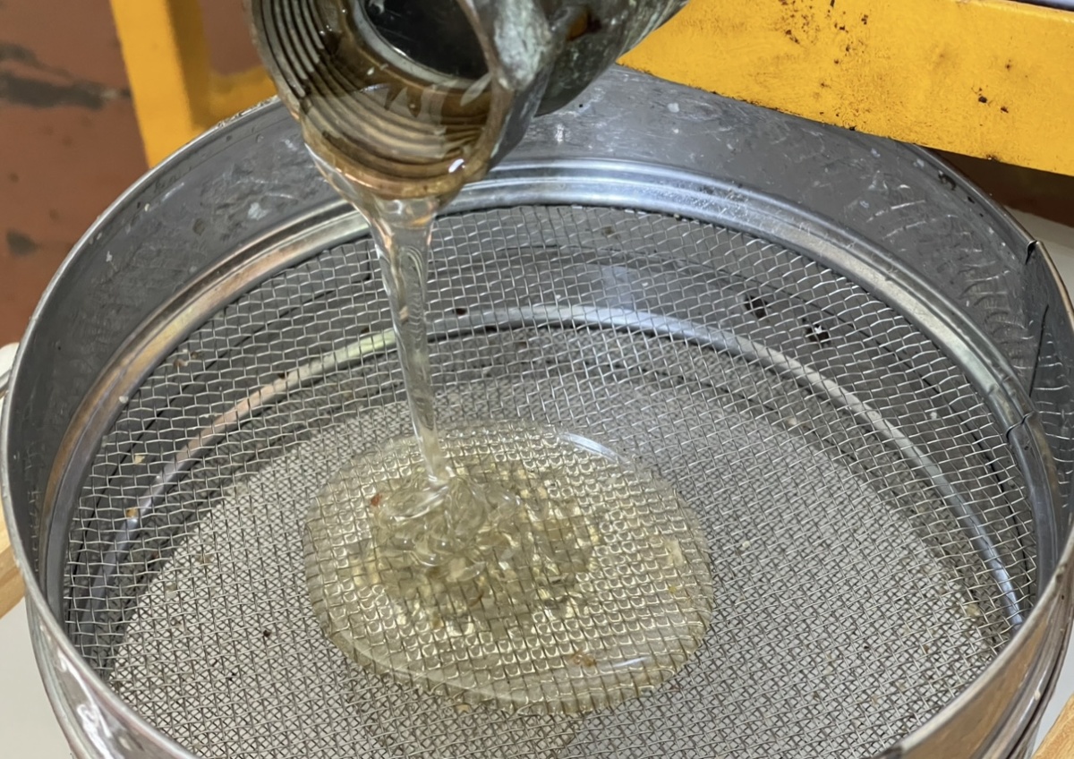 Льется мед акации