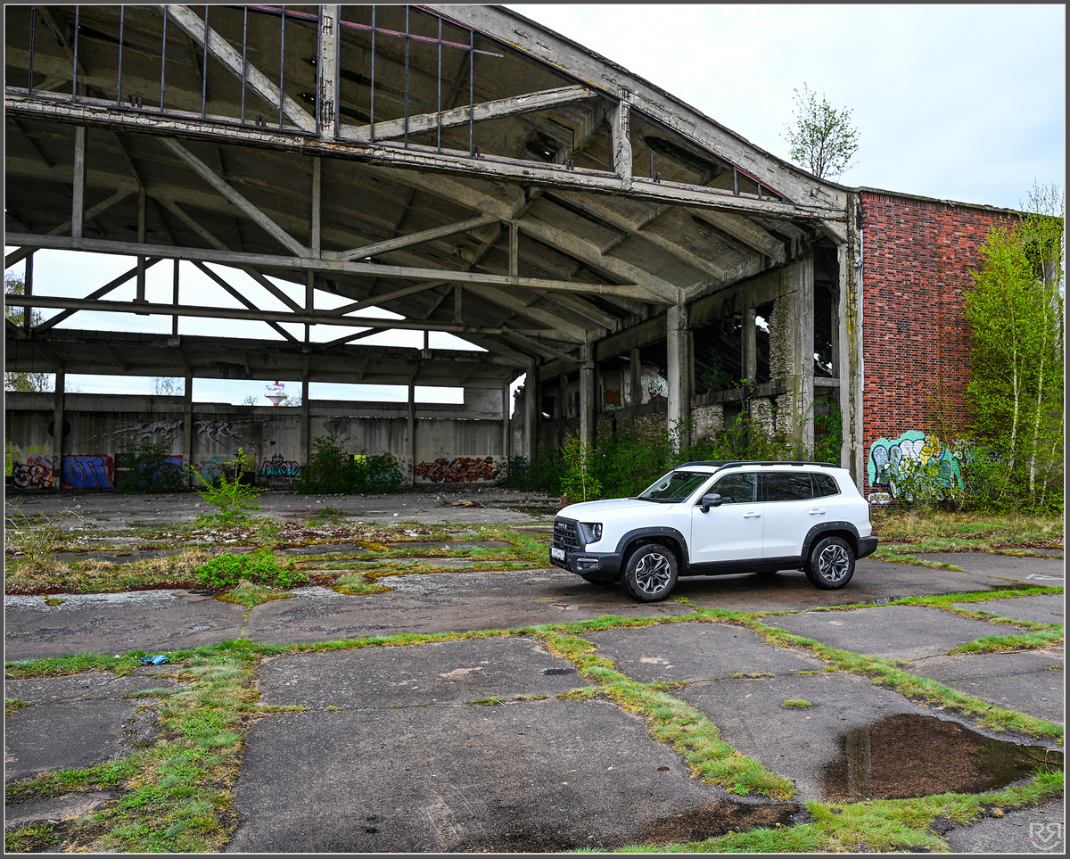 Граффити аэродрома Нойтиф. Калининградская область. Фото: Михаил Рябинин