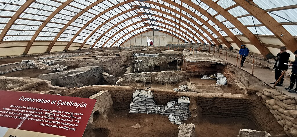 Консервация участка Чатал-Хююка под защитным куполом. Источник: Wikimedia Commons. Автор: Unknown. Лицензия: Public Domain.