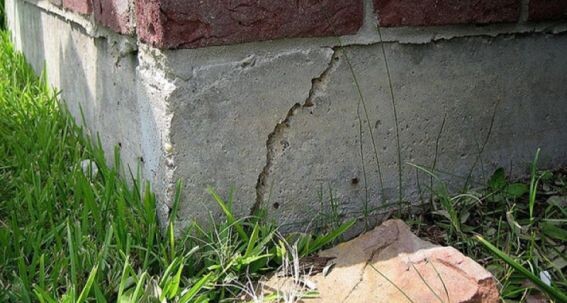 Трещина в монолитном фундаменте, и, кстати, не одна