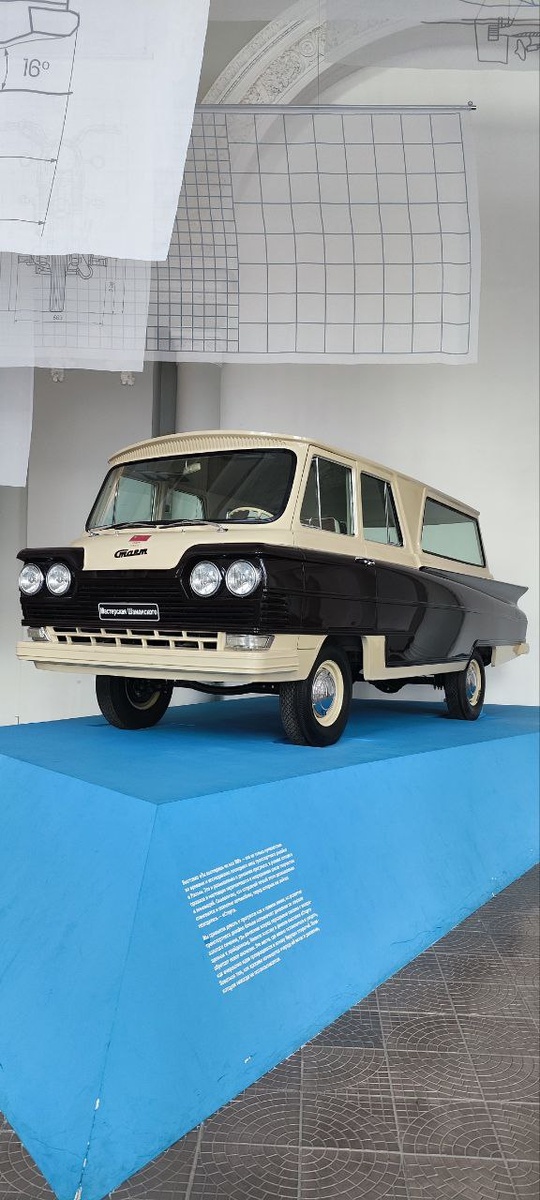 🚐 Разработка Всесоюзного научно-исследовательского института технической эстетики — настоящий прорыв по меркам СССР. Ассиметричная передняя оптика, панорамные окна, стиль в духе футуризма и чёткий расчет на массовость, которой, увы, так и не случилось. Один из тех концептов, что остался в истории как фантазия на тему "что если бы..."