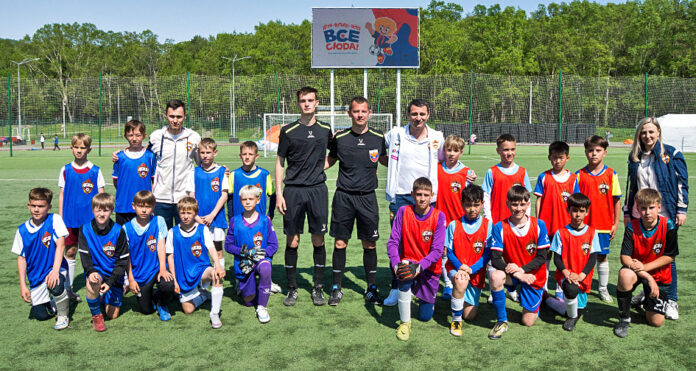 В синей форме команда Александра Рязанцева, в красной Алана Дзагоева.