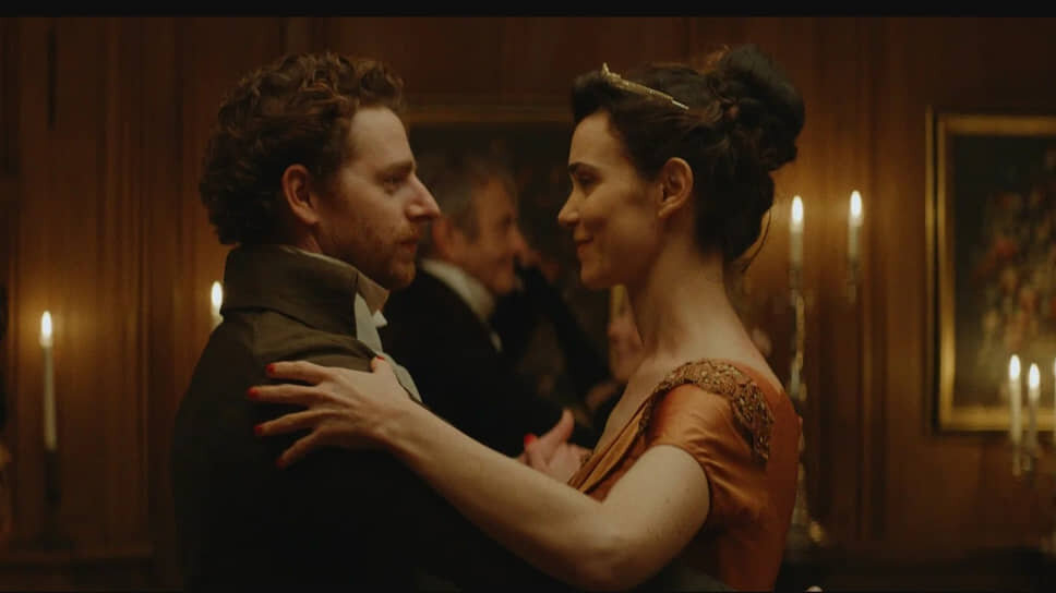 Агата (Камилль Рутерфорд) примеряет образы и ситуации из романов Джейн Остин на собственную жизнь.📷Фото: «Про:взгляд»