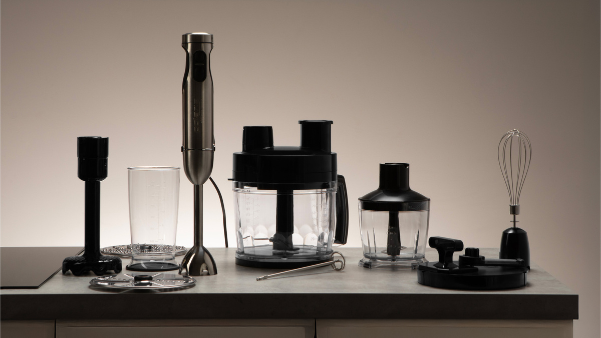 Погружной блендер Polaris PHB 1637AL CUBE с набором чаш и насадок для кухни.