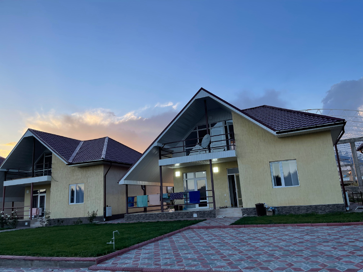 Домики, которые мы забронировали рядом с озером Иссык-Куль