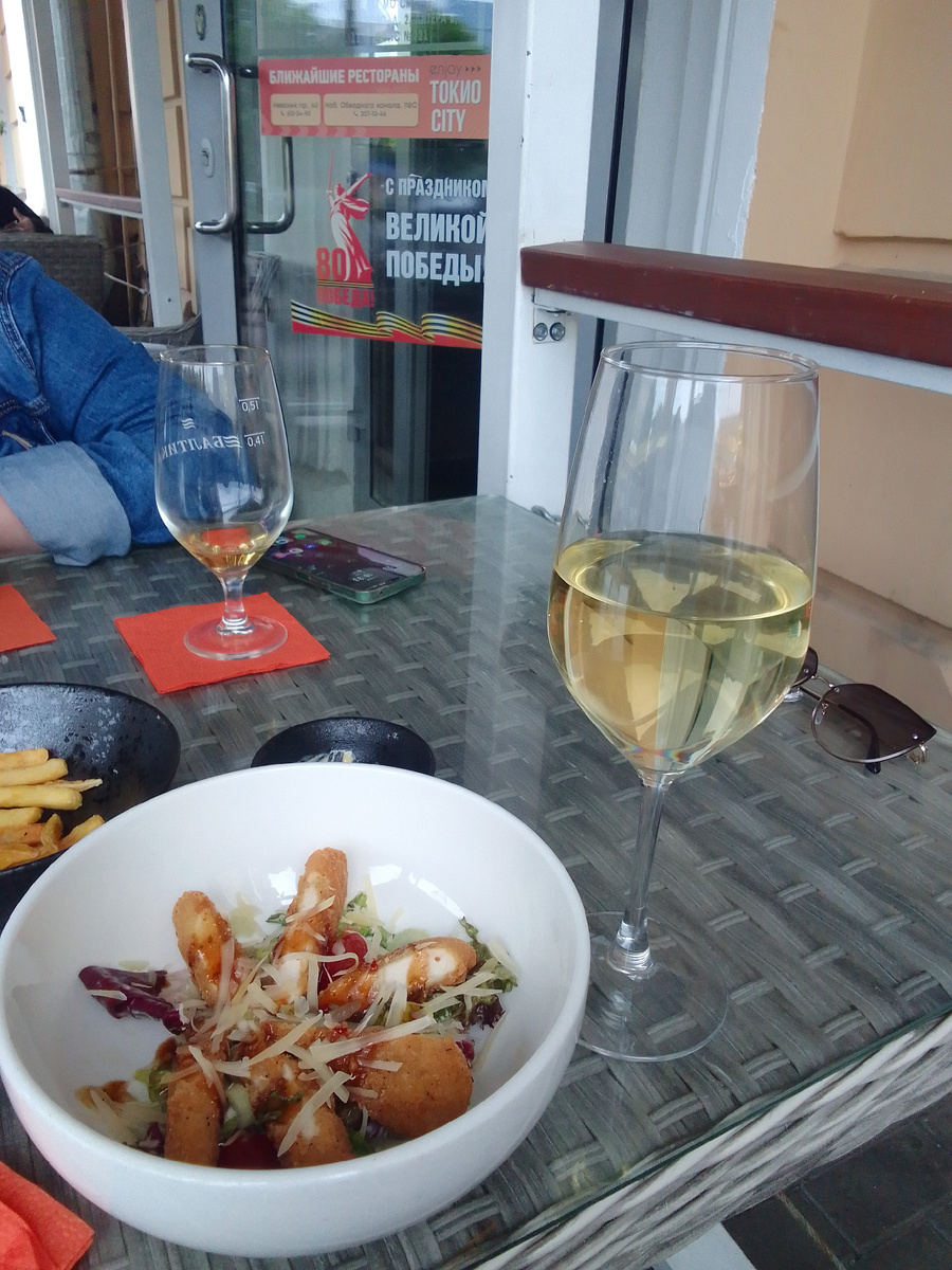 Салат со стрипсами и овощами, вино белое полусладкое