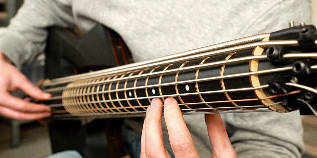 Электрогитара с вращающимся грифом