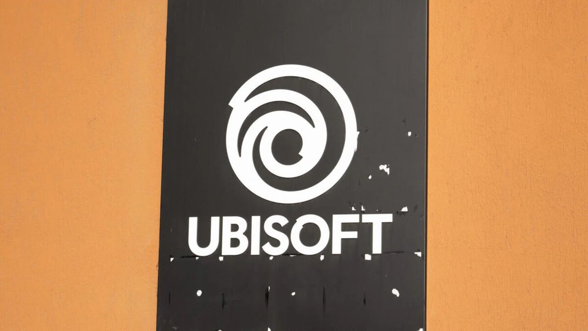 Логотип Ubisoft на фасаде студии Ubisoft в Париже