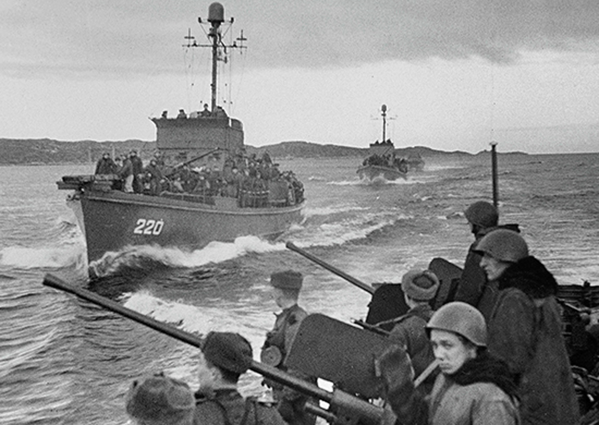 Морские пехотинцы Северного флота на борту ленд-лизовских больших охотников типа SC (на переднем плане БО-220, бывший SC-1490). Петсамо-Киркенесская операция, 1944 год.
