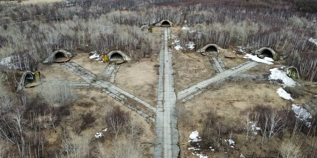 В интернете появились свежие кадры с заброшенного в 1994 году аэродрома с железобетонными укрытиями