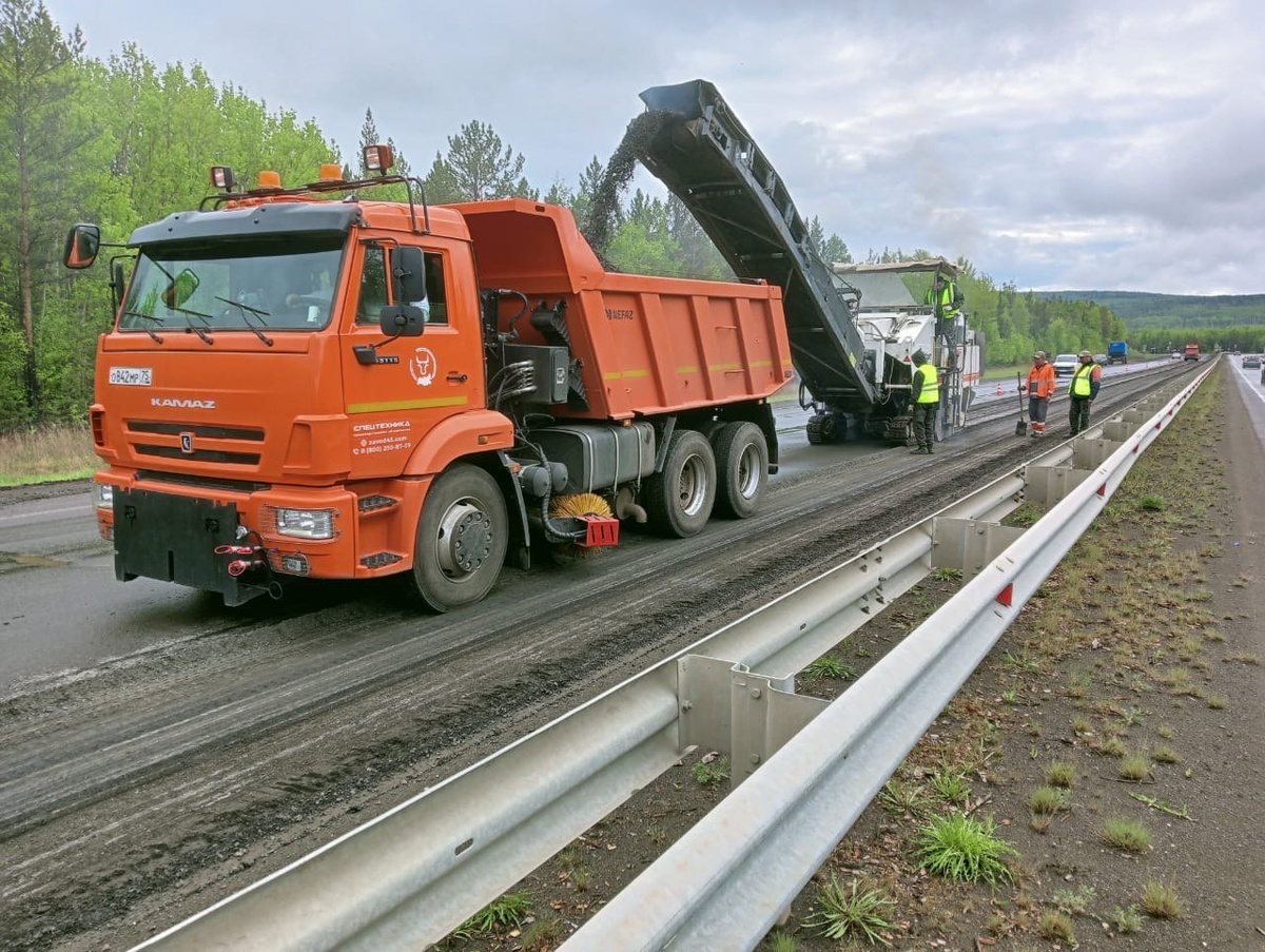 Работы выполняют на двух участках с 210 по 221 километры от Порожского кольца до сервис-центра Авторай. Их общая протяженность более 10 километров.
