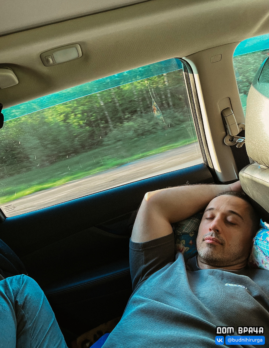 Иногда получается и поспать пока папа едет за рулем