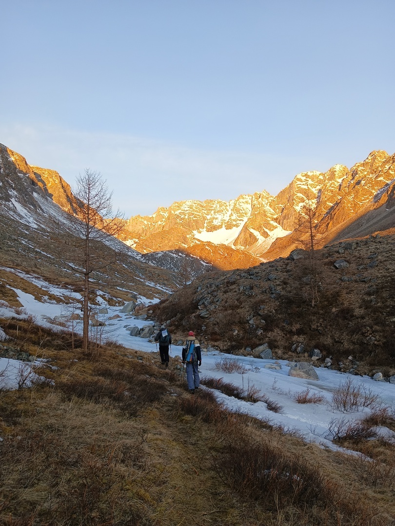 Скоро совсем рассветёт! Погода радует: нет ветра, ясно и потихоньку теплеет