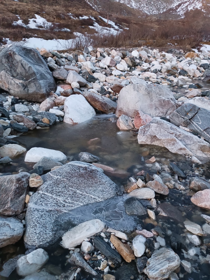 Раннее утро. Замёрзшая река. Ещё вчера днём здесь всё бежало, лилось и журчало