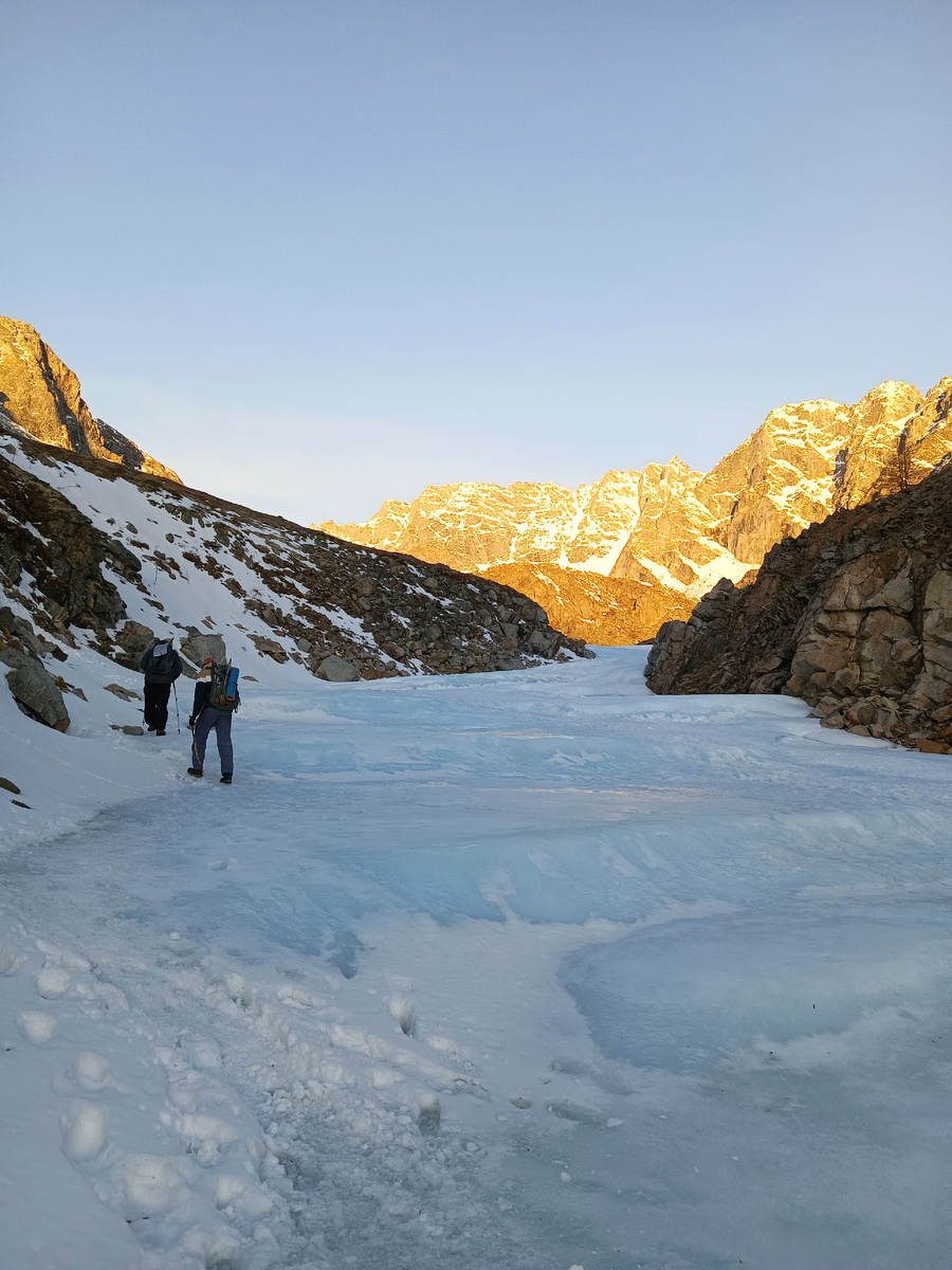 По ледопаду всё же немного пришлось пройти