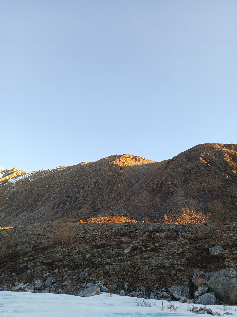 А вооон высоко на гребне видны те самые безымянные скалы, до которых мы позавчера поднялись